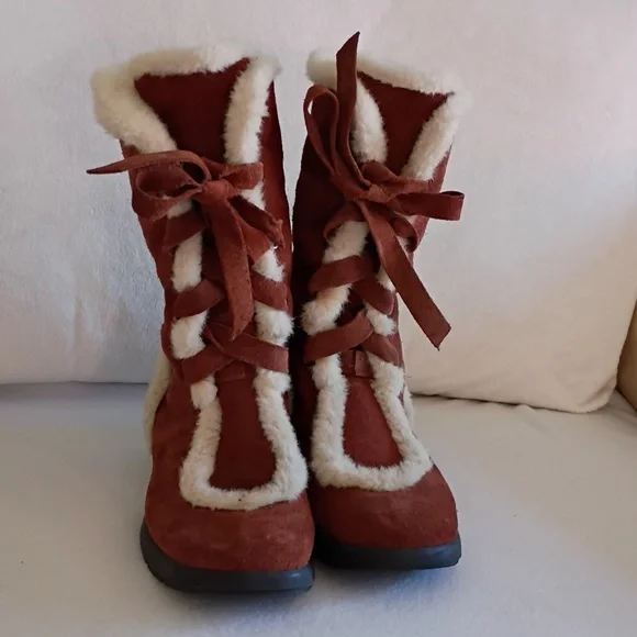 AEROSOLES Brown Faux-Suede Lace-Up Winter Boots with Cream Faux-Fur Trim - Picture 2 of 8